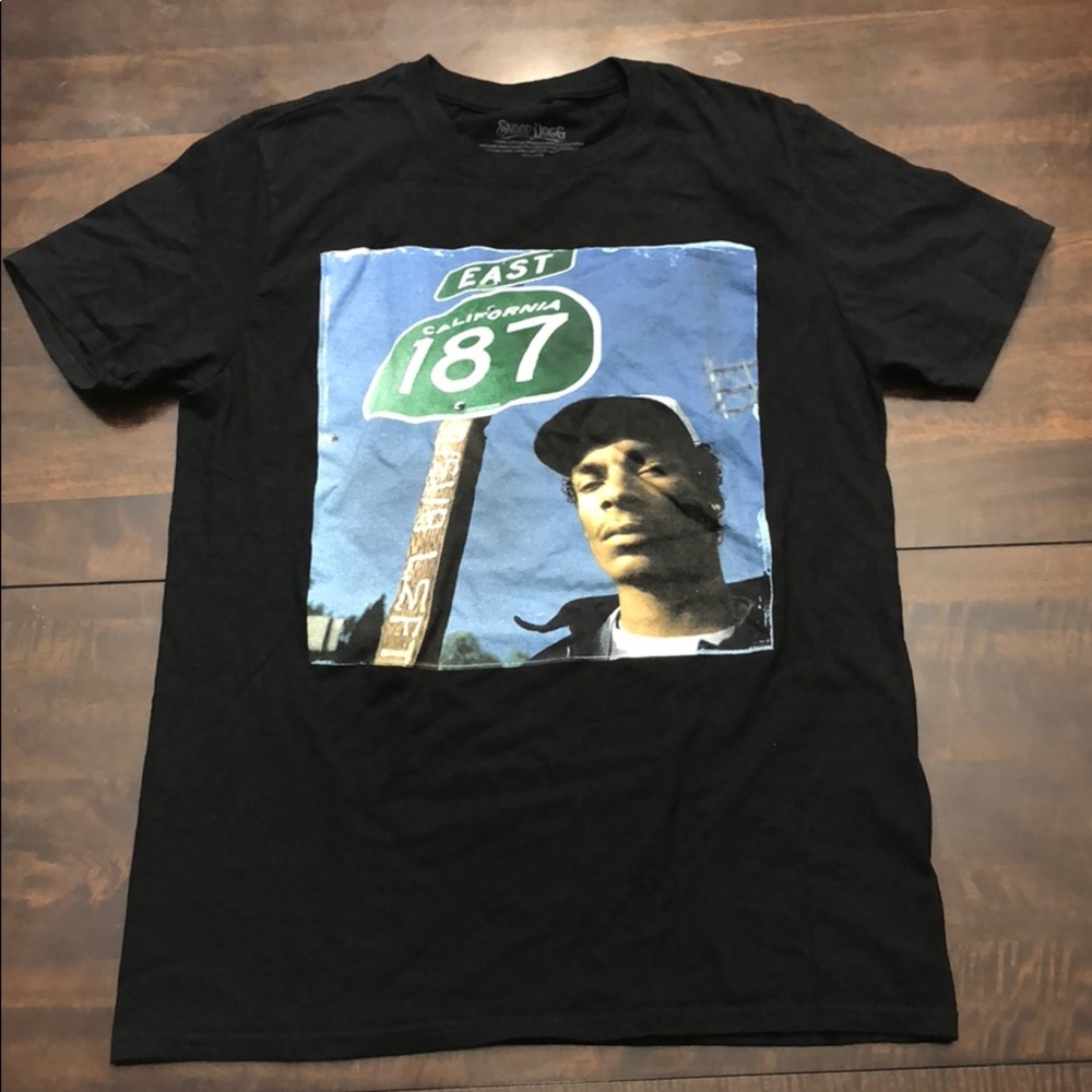 Men’s black Snoop Dogg shirt.